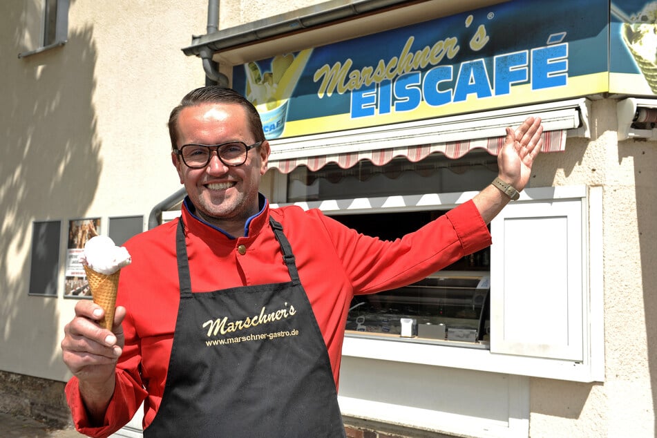 Endlich wieder Eis: Andreas Marschner (45) öffnete am Donnerstag den Straßenverkauf seines Eiscafés.