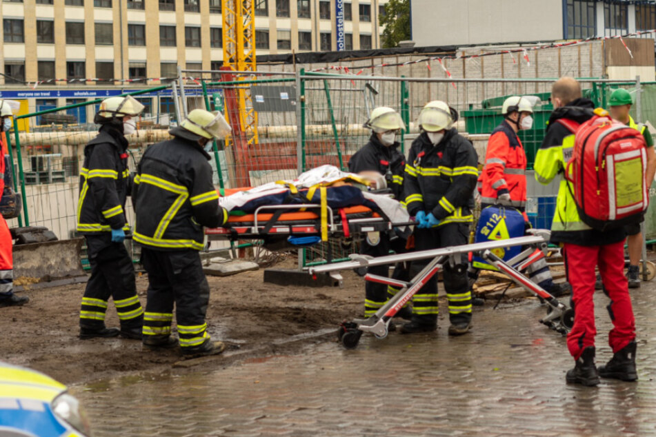 Rettungskräfte bringen den schwer verletzten Mann ins Krankenhaus.