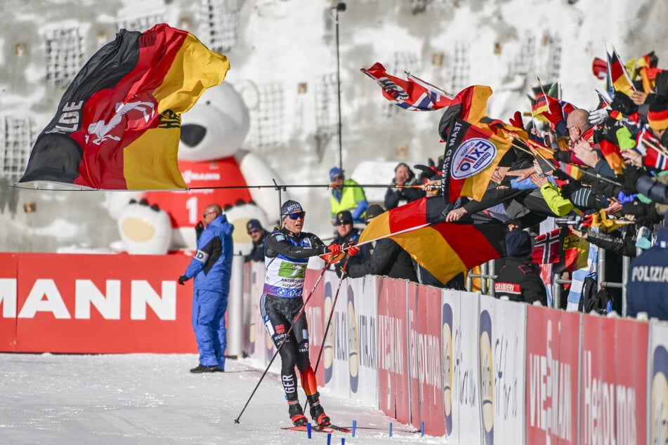 Justus Strelow (28) schnappte sich beim Weltcup (Single-Mixed) in Antholz 2024 bereits die Fahne, um den Sieg zu feiern. Gibt's eine Wiederholung bei der WM mit der Mixed-Staffel?