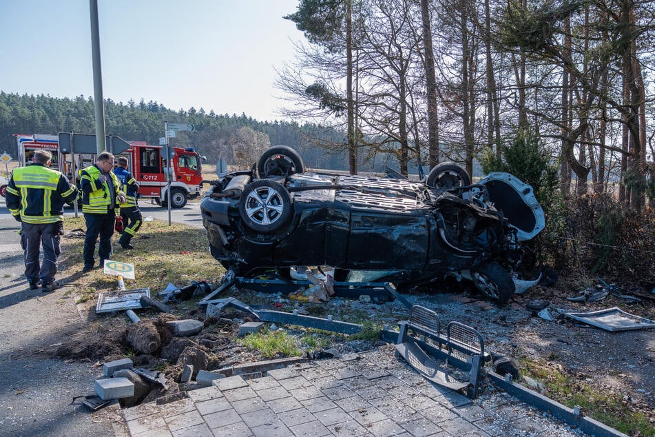 Die Feuerwehr musste den SUV-Fahrer (66) befreien.