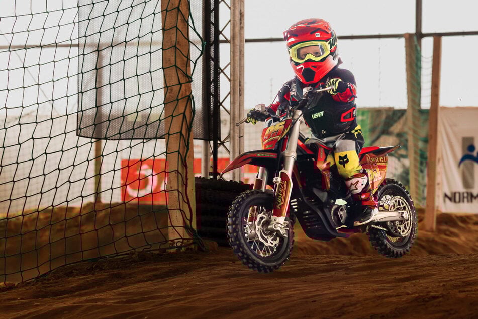 Mit drei Jahren! Motocross-Bubi unterschreibt Vertrag bei Rennteam, seine Mama wird angefeindet