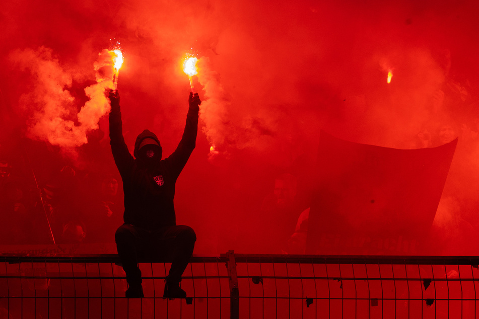 Unter anderem beim DFB-Pokalspiel bei Viktoria Köln brannten die Eintracht-Fans ein gewaltiges Feuerwerk ab.