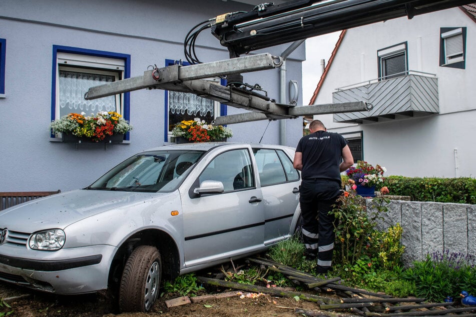 Der Fahrer (87) des Golfes rast in einen Vorgarten und hinterlässt Verwüstung.