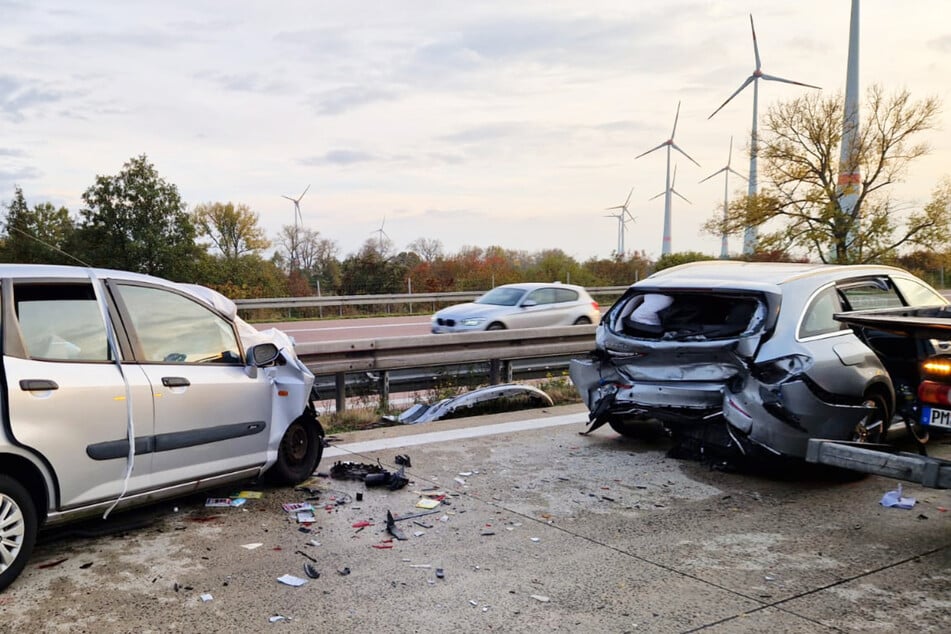 Nach dem Crash lagen Trümmerteile über die Fahrbahn verteilt.