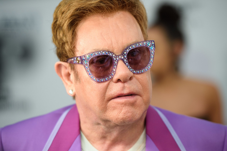 Der britischer Sänger und Komponist Sir Elton John (73) bekannte im "Rolling Stone"-Magazin, er sei "ziemlich zufrieden damit, schwul zu sein".