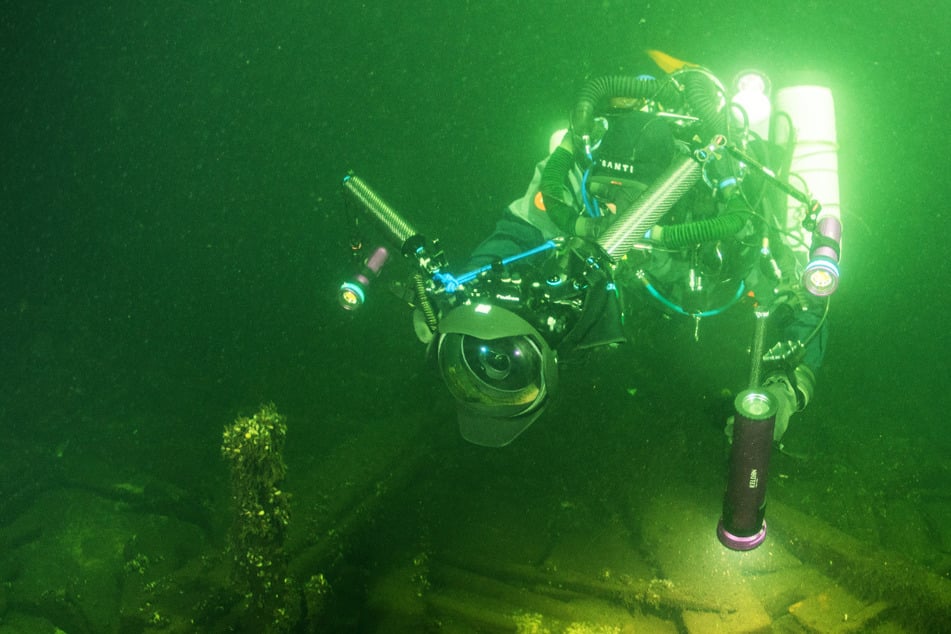 Taucher finden in historischem Ostsee-Wrack diese Schätze und sind äußerst überrascht