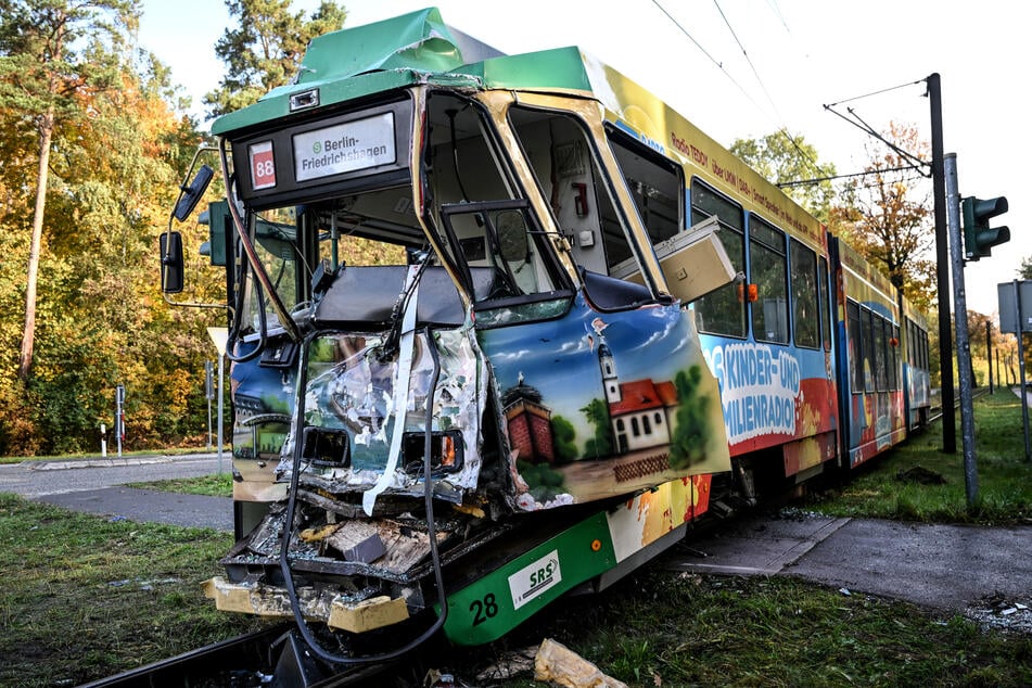 Die 64-jährige Fahrerin der Straßenbahn musste befreit werden.