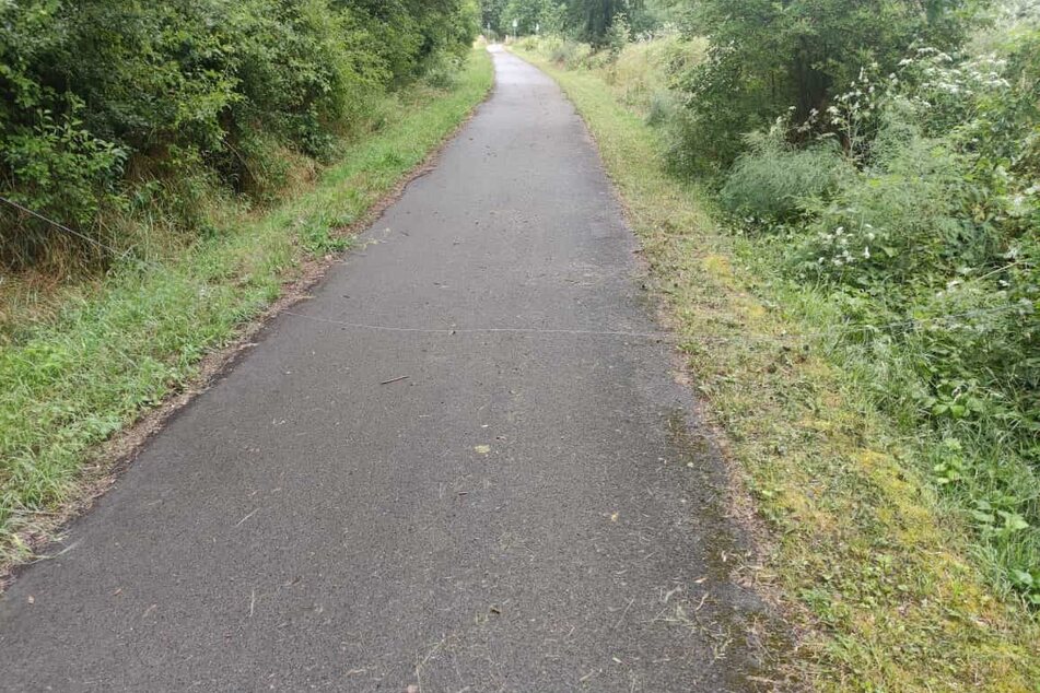 Die Täter hatten den Metalldraht über den Radweg gespannt. Nun ermittelt die Polizei.