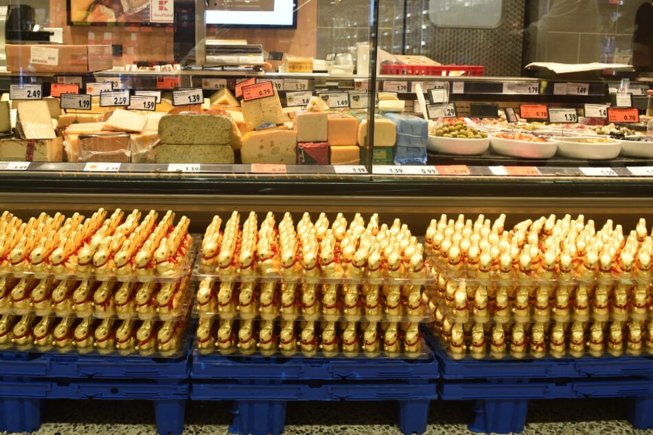 Osterhasen helfen in einem Münchner Supermarkt beim Abstandhalten.