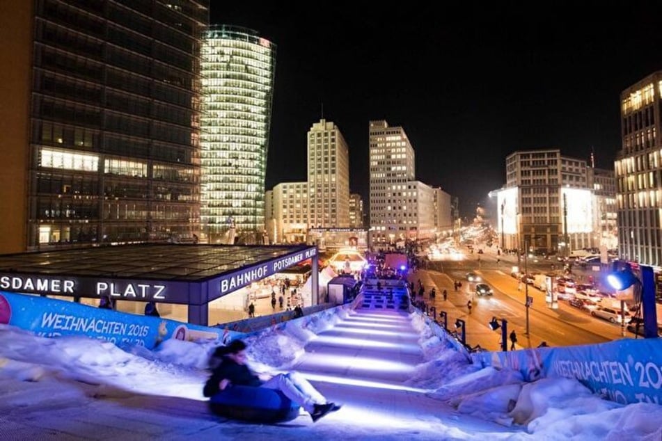 Die 70 Meter lange Rodelbahn am Potsdamer Platz hat noch bis zum 5. Januar geöffnet.