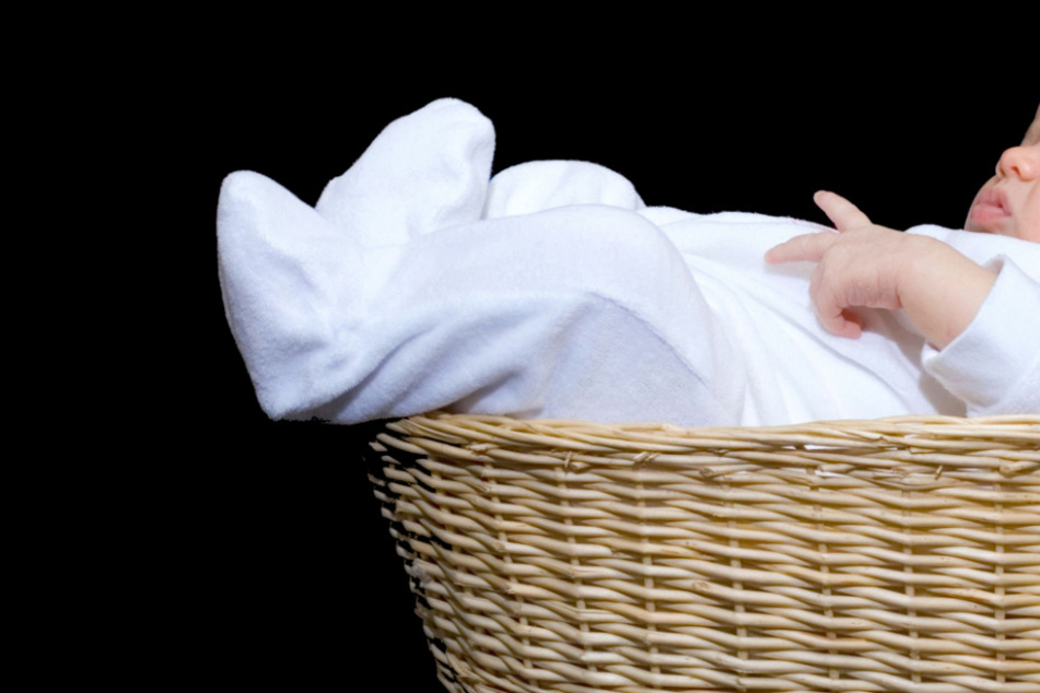Der stark unterkühlte Säugling wurde in einem Flechtkorb vor der Klinik abgelegt. (Symbolfoto)