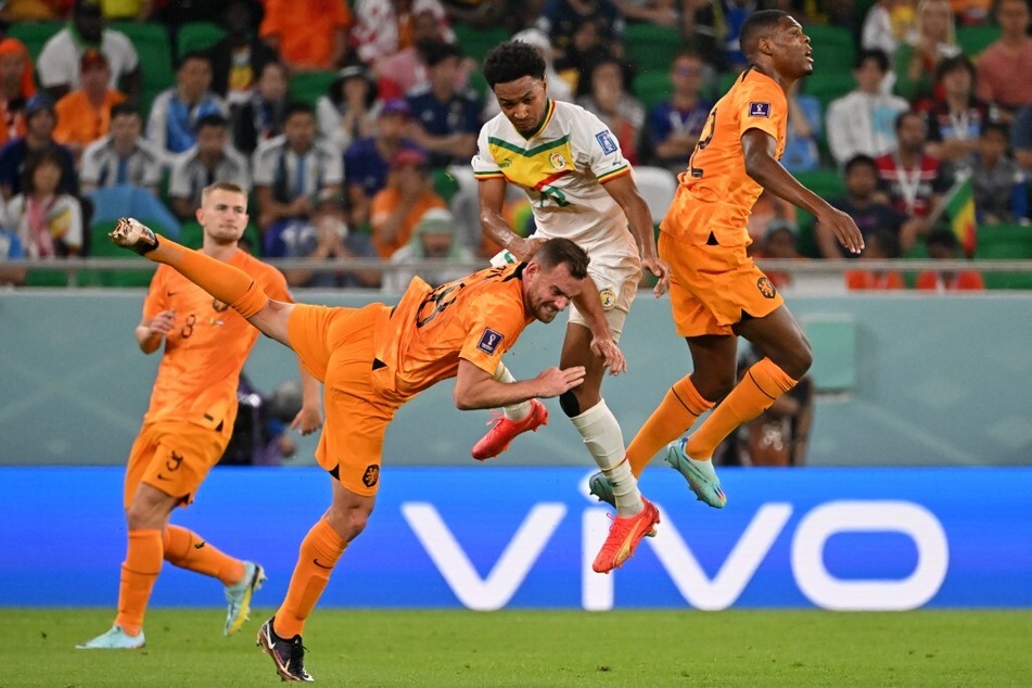 Beim Spiel der senegalesischen Nationalmannschaft gegen die Niederlande verletzte sich Abdou Diallo (26, M.). Eine genaue Diagnose steht noch aus.