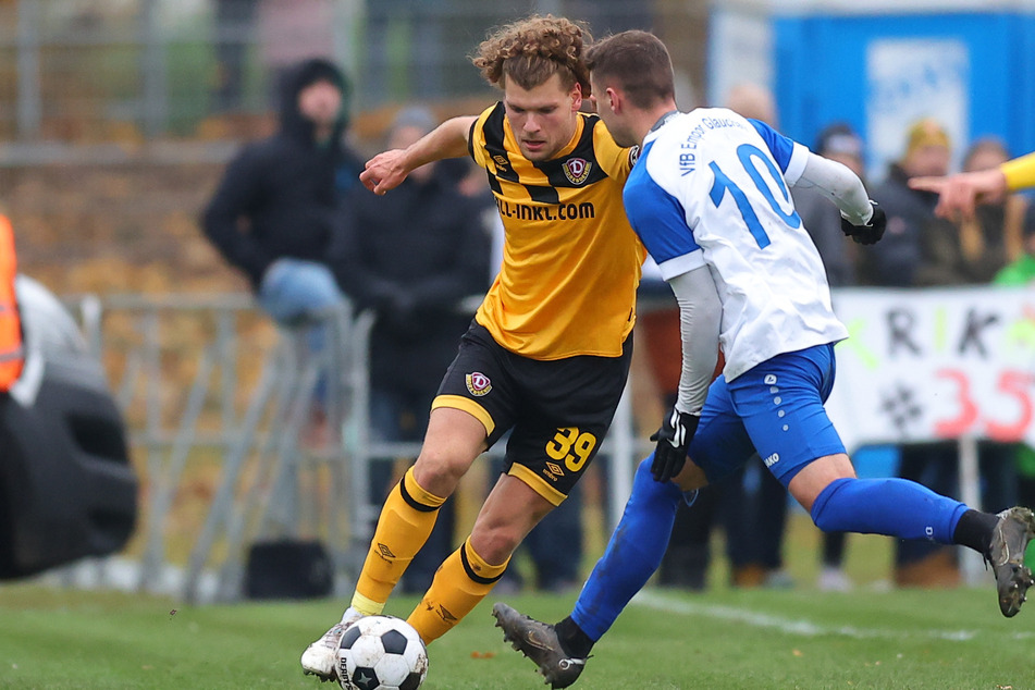Dynamos Kevin Ehlers (22, l.) im Eins-gegen-Eins gegen Glauchaus Jonas Mack (26).