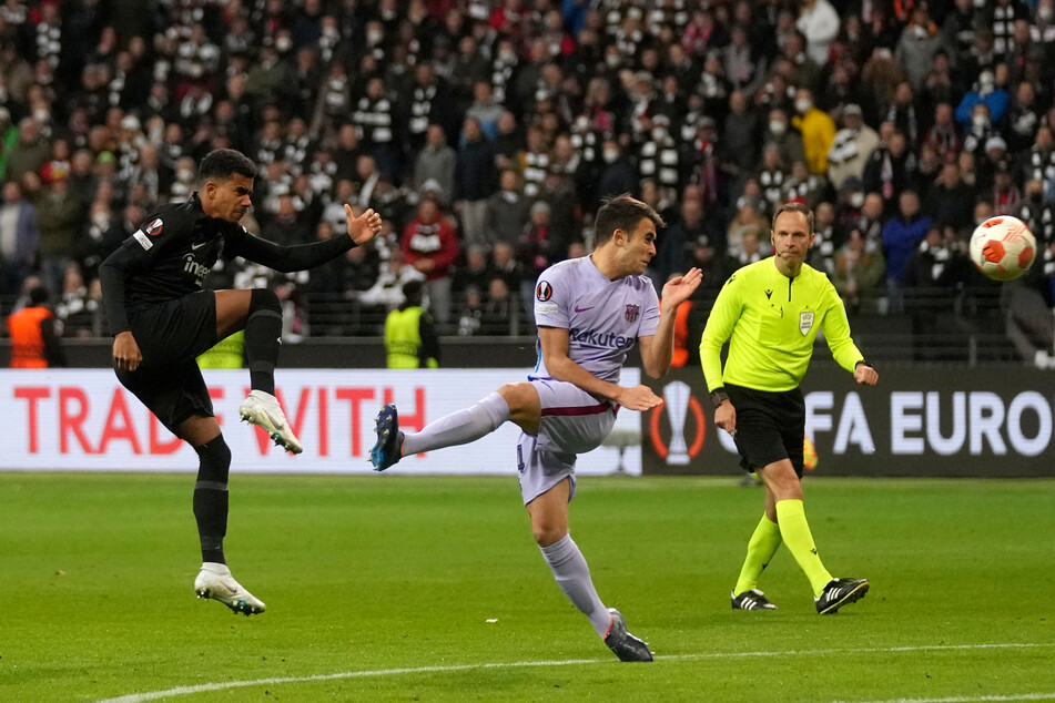 Im Viertelfinal-Hinspiel (1:1) der Europa-League-Saison 2021/22 traf Ansgar Knauff (l.) per Traumtor gegen den FC Barcelona.