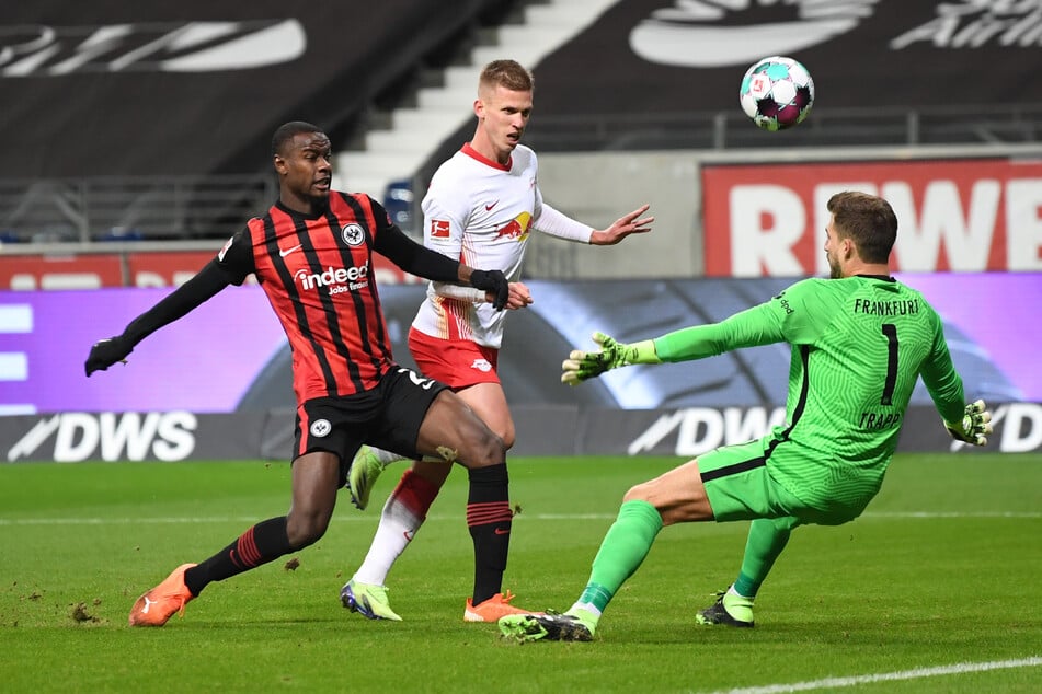 Leipzigs Spielmacher Dani Olmo (m.) umringt von Eintracht-Verteidiger Evan N'dicka (l.) und Nationaltorhüter Kevin Trapp.