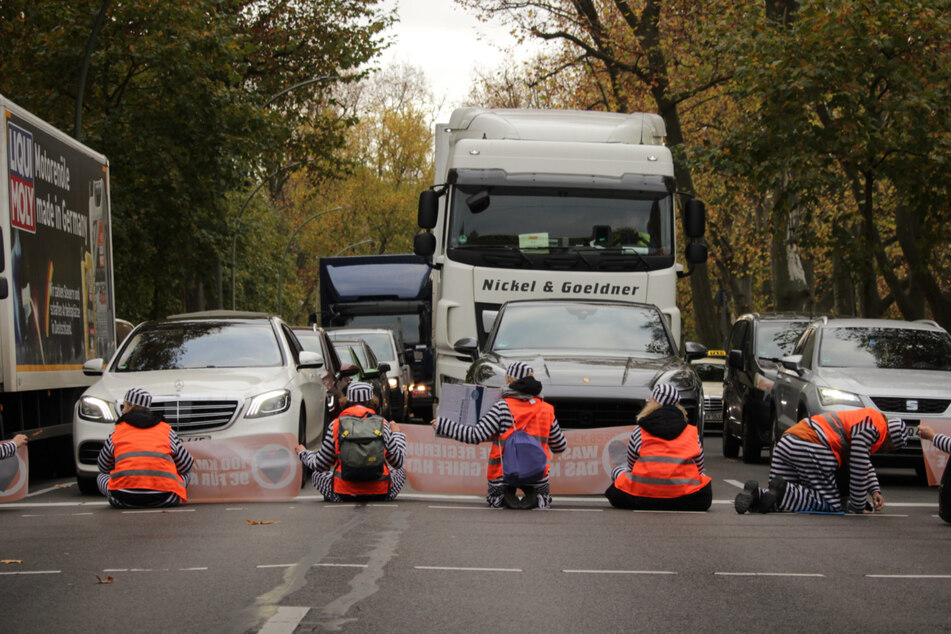 Mit einer Straßenblockade wollen sich die Klimaaktivisten "Die Letzte Generation" am Montag in Magdeburg zur Wehr setzen. (Archivbild)