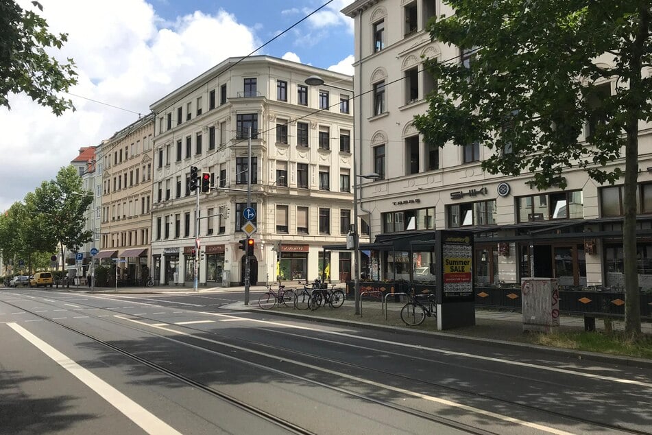 Das Auto erfasste die Fußgängerin beim Überqueren der Straße.