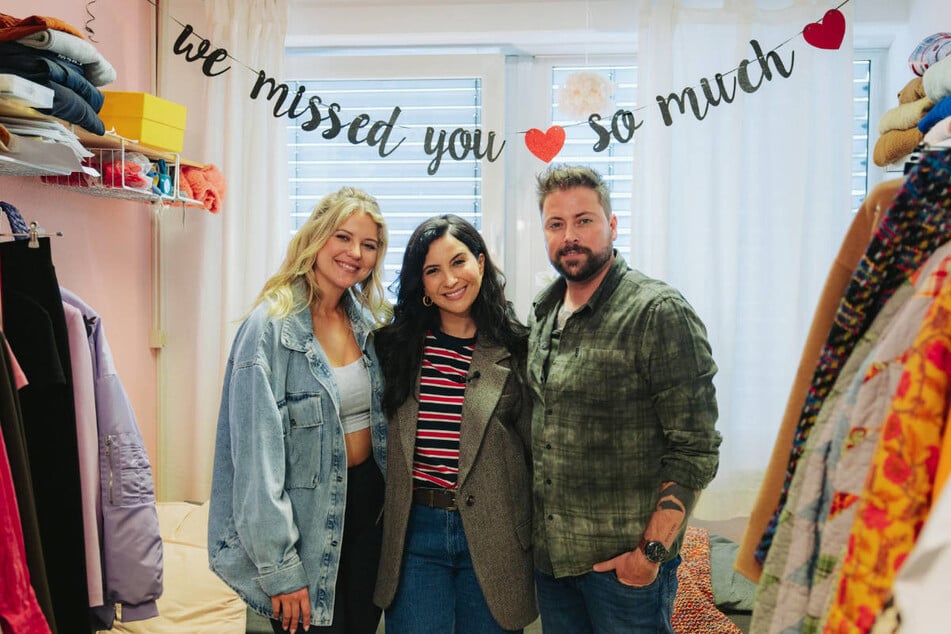 Josefin Bressel (34, l.) und Felix von Jascheroff (43) haben Chryssanthi Kavazi bei ihrer Rückkehr im September einen herzlichen Empfang bereitet.