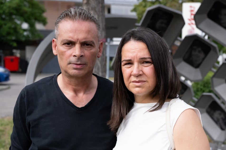 Hasan und Sibel Leyla stehen vor dem Denkmal, das vor dem Olympia-Einkaufszentrum an die neun Opfer des rassistischen Anschlags vom 22. Juli 2016 erinnert.