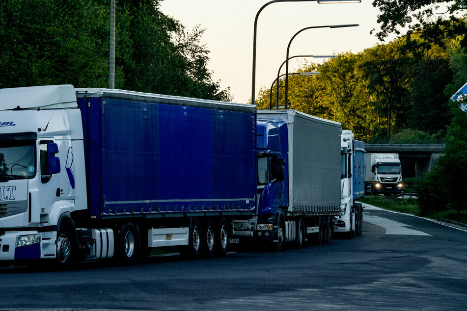 Unfall A2: 750.000 Euro Schaden: Betrunkener Lastwagenfahrer baut Unfall und verletzt zwei Kinder