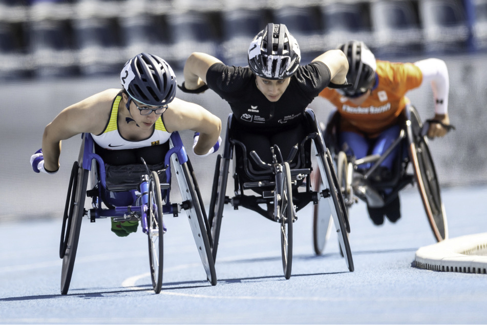 Merle Marie Menje (16, l.) aus Deutschland in Aktion beim 5000m T54-Finale der Frauen bei den Para-Leichtathletik-Europameisterschaften in Bydgoszcz, Nordpolen.