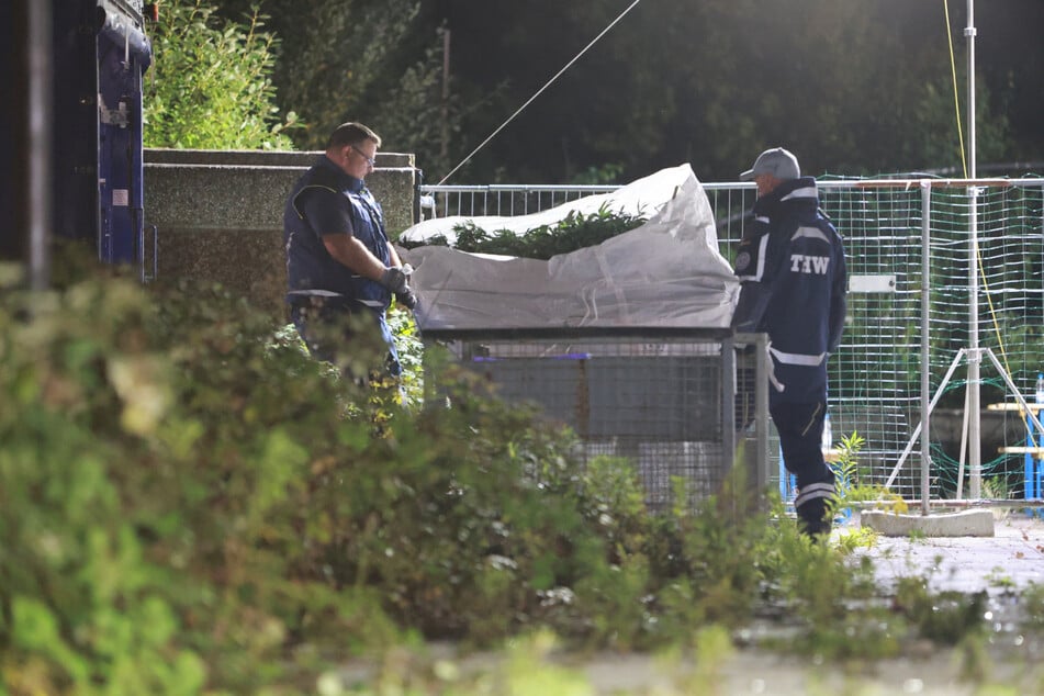 Die Pflanzen wurden in Säcken aus dem Gebäude getragen.