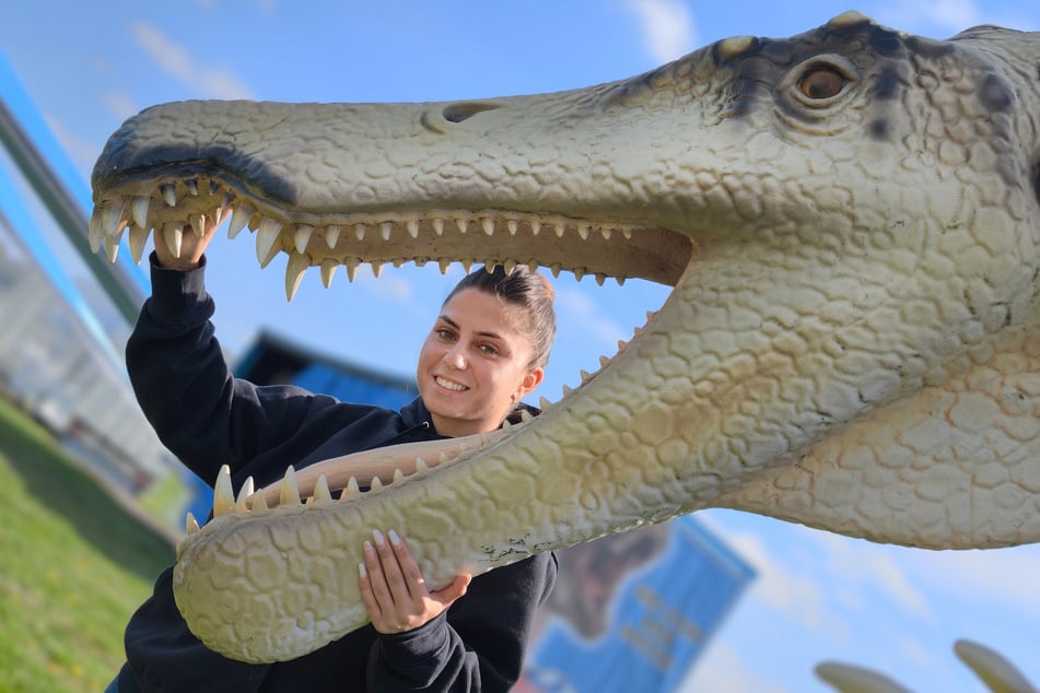 Ashanti Freiwald (23) vom Veranstalter-Team blickt ins Maul eines Spinosauriers.