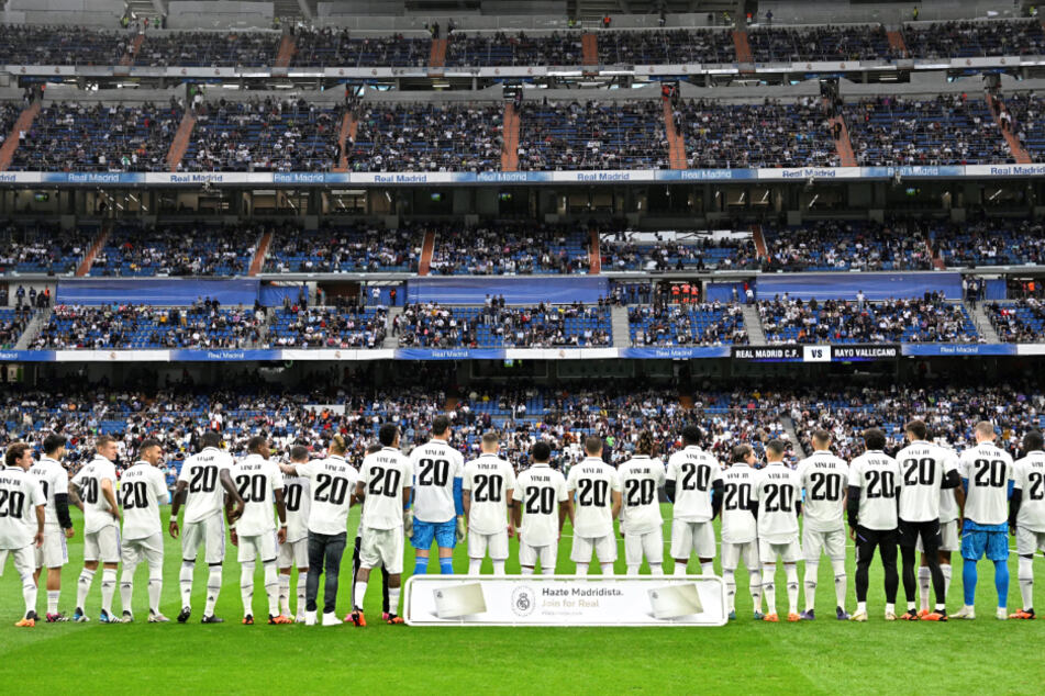 Die komplette Real-Madrid-Mannschaft lief mit den gleichen Trikots auf den Platz.