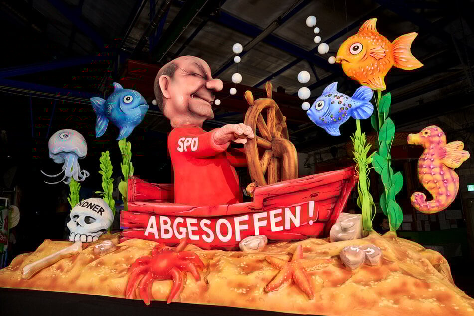 Auch Noch-Kanzler Olaf Scholz (66, SPD) bekommt mit einem Mottowagen sein Fett weg.