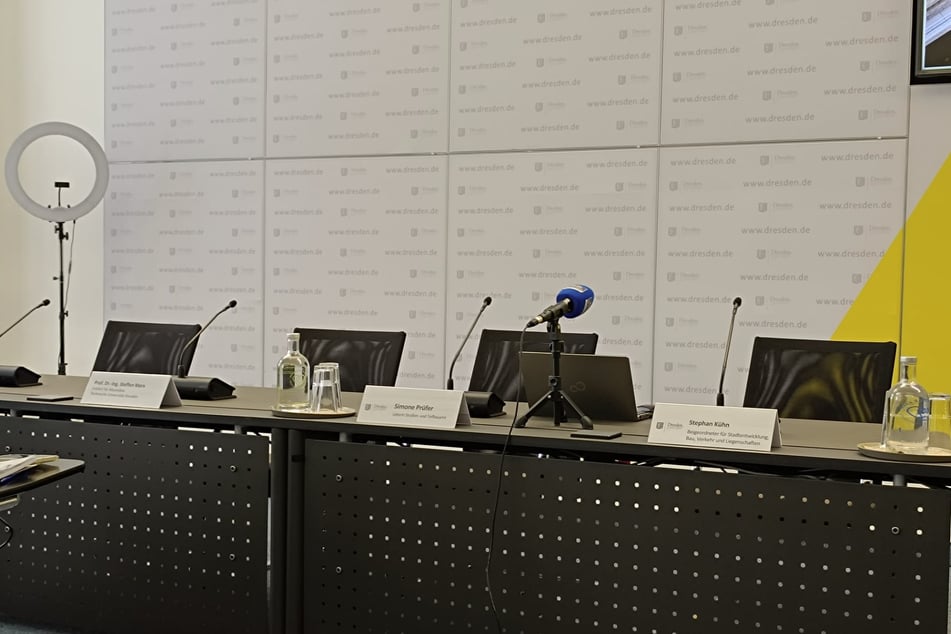 Auf der Pressekonferenz werden Baubürgermeister Stephan Kühn (45, Grüne), Simone Prüfer (59) vom Straßen- und Tiefbauamt sowie Steffen Marx (55) vom Institut für Massivbau der TU Dresden sprechen.