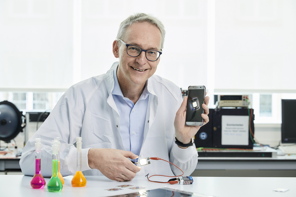 Der Dresdner Physik-Professor Karl Leo (60) half bei der Entwicklung von hocheffizienten OLEDs.