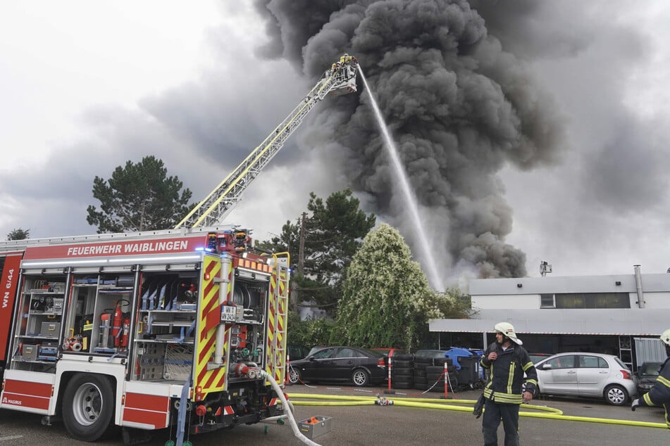 Stuttgart: Obwohl Brand in Autowerkstatt eigentlich schon gelöscht war: Feuerwehr muss wieder ausrücken