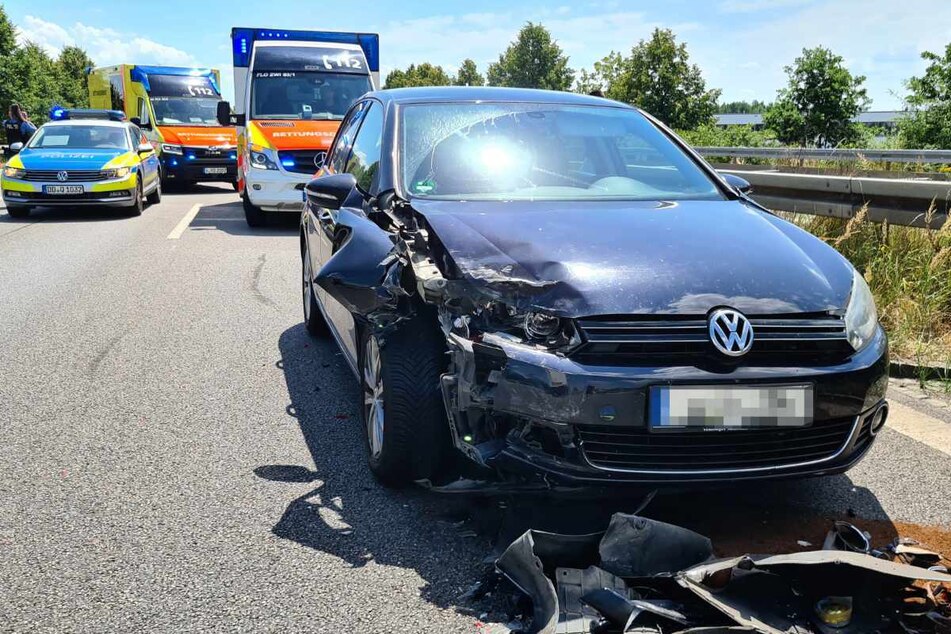 Unfall auf B93 in Zwickau: VW kracht mit Toyota zusammen