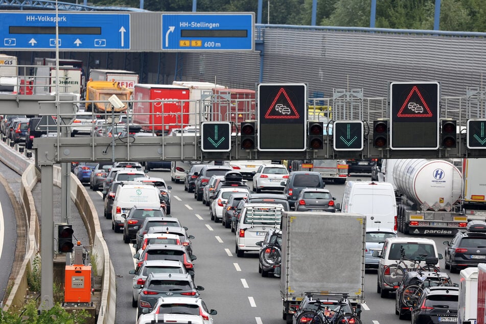 Reisende sollten auf den Straßen mehr Zeit einplanen. (Symbolfoto)