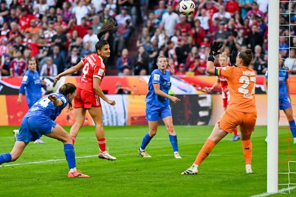 Friederike Repohl (31, orangefarbenes Trikot) kann vorerst nicht mehr das Tor von Bayer 04 Leverkusen hüten.