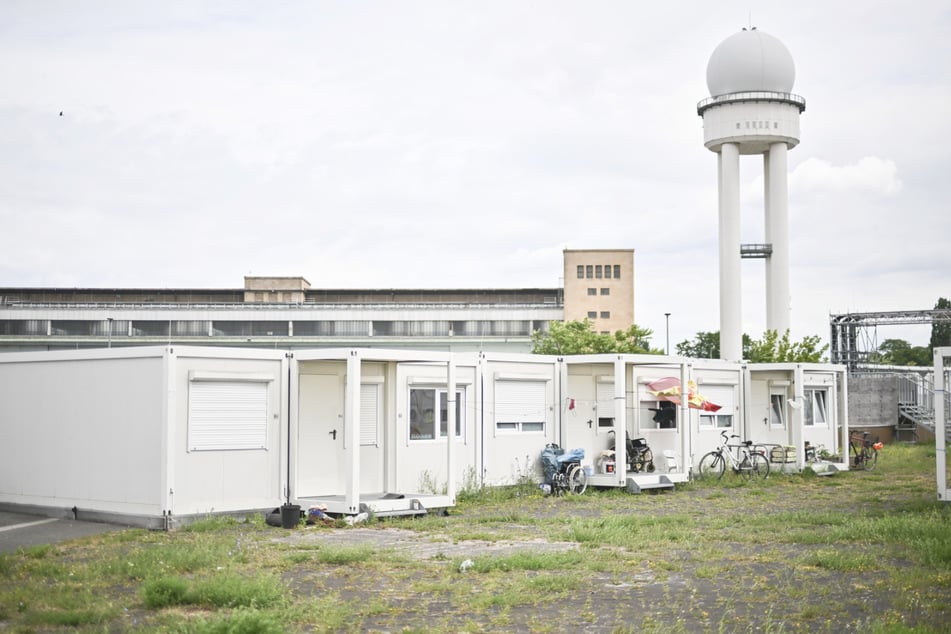 Die Geflüchteten leben auf engem Raum in diesen Containern.