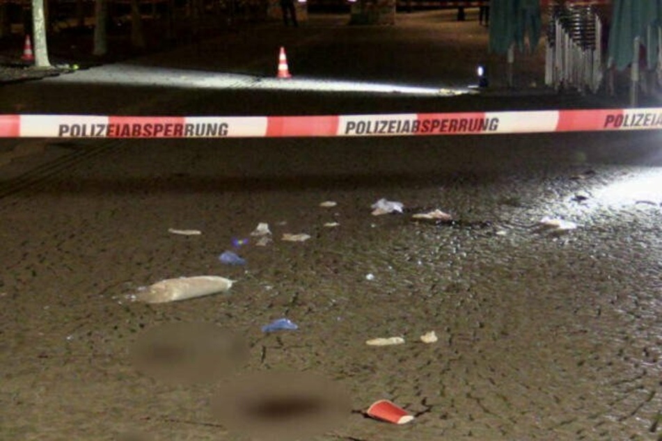 Das Opfer (19) wurde vom Tatort auf dem Burgplatz in der Düsseldorfer Altstadt noch in eine Klinik gebracht, wo er wenige Tage später starb.