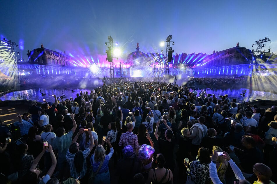 9000 Zuschauer (ausverkauft) feierten Purple Disco Machine.