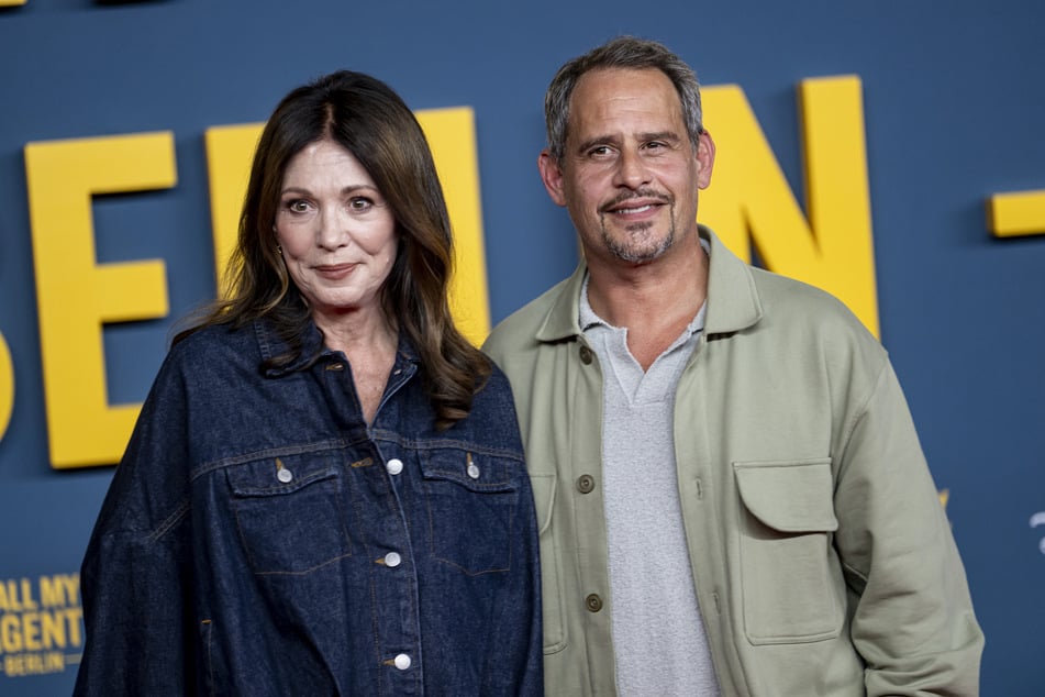 Iris Berben (75) a Moritz Bleibtreu (54) na premiéře „Call My Agent Berlin“.