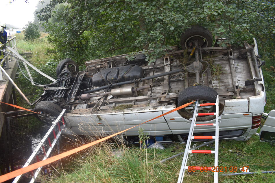 Das Auto der Geschädigten landete auf dem Dach im Straßengraben.