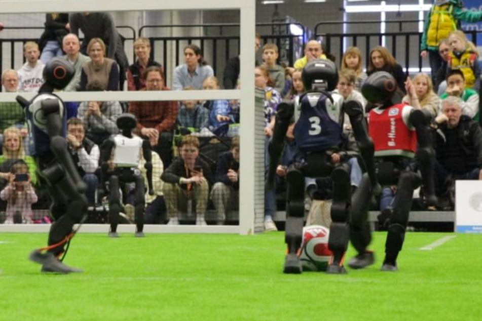 Beim RoboCup haben Roboter ein Fußballturnier ausgetragen.