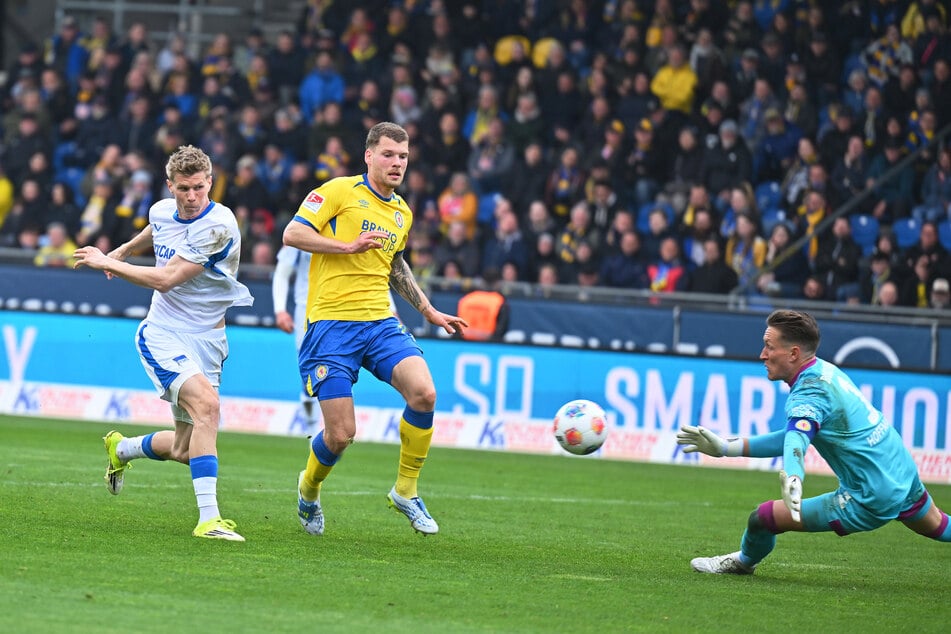 Luca Schuler (27, l.) scheiterte im Heimspiel gegen Braunschweig am Pfosten: Zweimal hatte er das 2:0 auf dem Fuß.