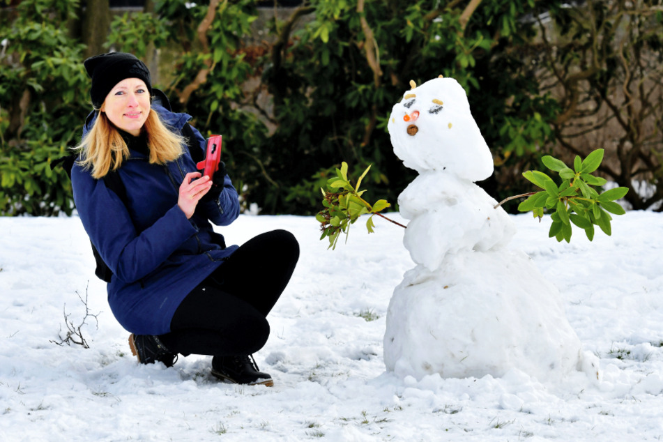 Irene Eichholz (45) stellt alle Schneemänner, die sie entdeckt, online in die sozialen Medien.