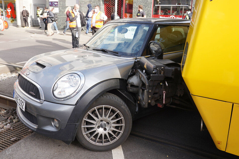Mini-Cooper kracht in Stuttgarter Stadtbahn