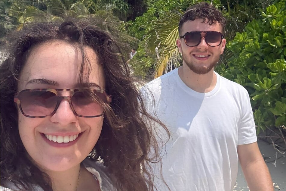 Kommen vom Malediven-Urlaub nicht nach Hause: Noëlle (23, l.) und ihr Freund sind in den Tropen gefangen.