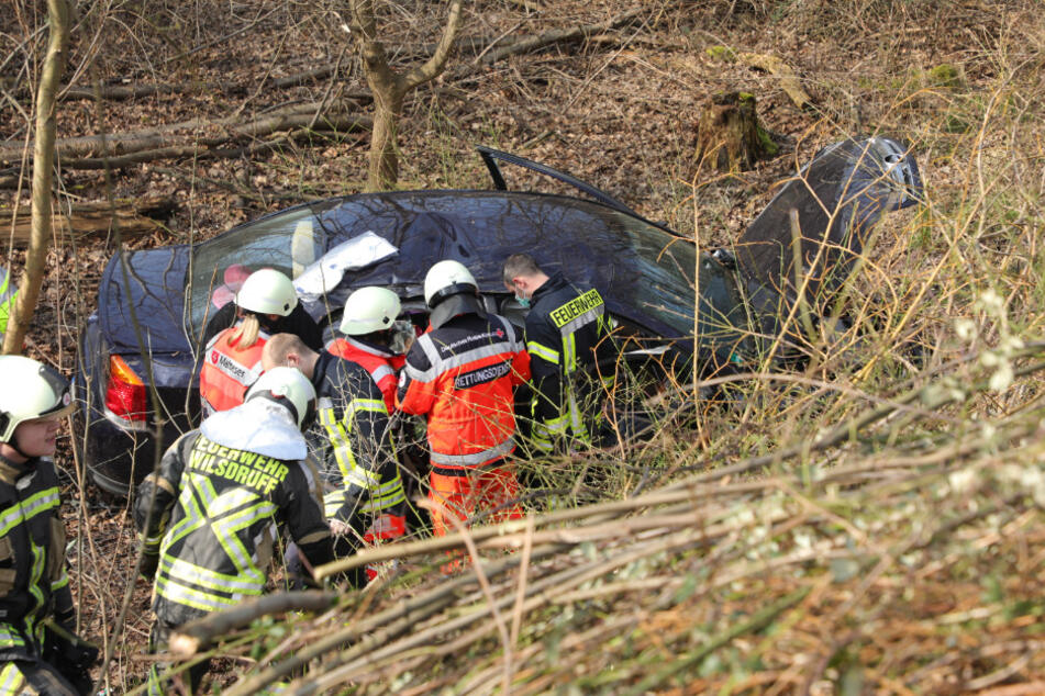 Die Rettungskräfte kümmerten sich umgehend um die verunfallten Personen.