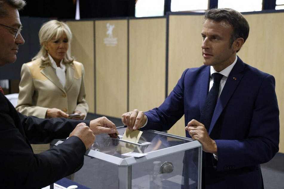 Frankreichs Präsident Emmanuel Macron (44, r.) nahm selbstverständlich auch selbst an der Wahl teil.