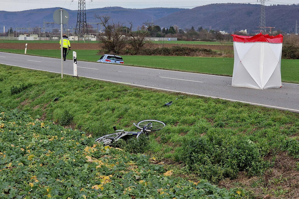 Radfahrer (†66) will Landstraße überqueren und begeht tödlichen Fehler