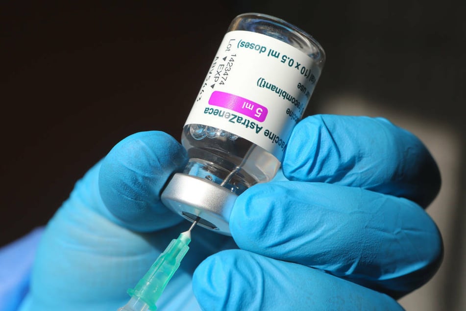 Eine Spritze wird mit dem Corona-Impfstoff von Astrazeneca aufgezogen. Aufgrund möglicher Nebenwirkungen kommt das Vakzin in Berlin vorerst nicht mehr zum Einsatz.