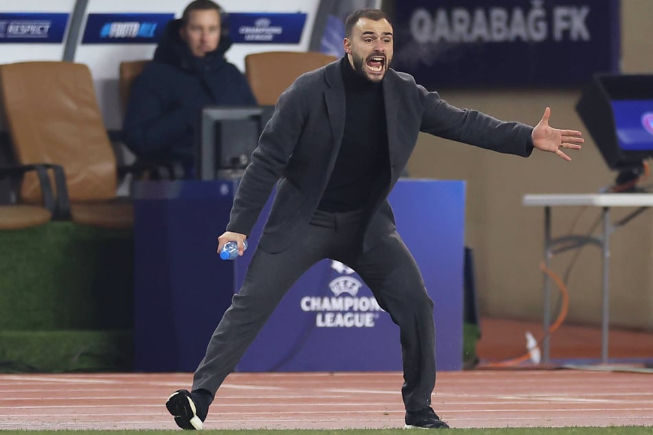 SGE-Interimstrainer Dennis Schmitt gab an der Seitenlinie alles.